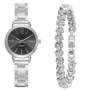 Detailansicht der silbernen Stahluhr mit schwarzem Zifferblatt und Herz-Strass-Armband