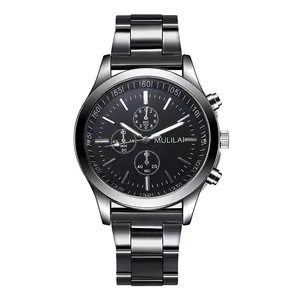 Dettaglio macro dell'orologio da uomo Mulilai con quadrante nero e cinturino in acciaio