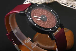 Dettaglio dell'orologio al quarzo con quadrante glitterato e cinturino bordeaux