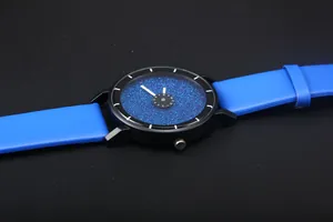 Dettaglio del quadrante blu stellato scintillante con numeri di questo orologio al quarzo