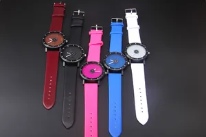 Set di cinque orologi al quarzo alla moda con quadrante glitterato e cinturini in pelle