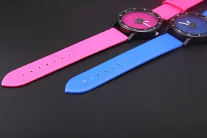 Dettaglio del quadrante glitter cielo stellato con cinturini in pelle rosa rosso e blu