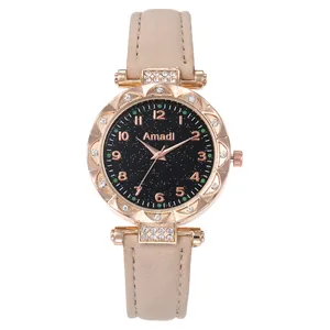 Dettaglio dell'orologio oro rosa con quadrante cielo stellato, ghiera diamantata e pelle