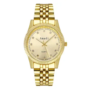 Montre à quartz dorée de luxe pour homme avec aiguilles lumineuses et index en strass sur métal