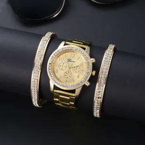 Luxe gouden Geneva kwartshorloge set met stras armbanden op een zwarte standaard