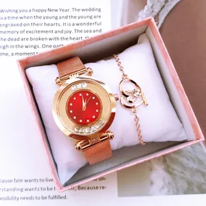 Coffret montre dame or rose et bracelet cœur avec cadran rouge à strass élégant