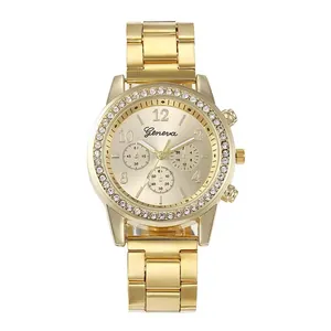Detailopname van gouden kwartshorloge met strass-bezel en champagnekleurige wijzerplaat
