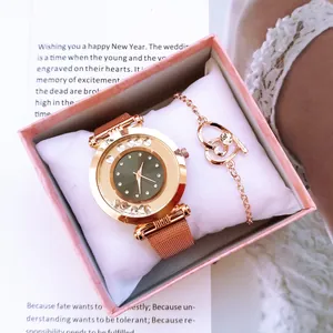 Montre femme quartz dorée avec cadran vert et bracelet cœur en coffret cadeau