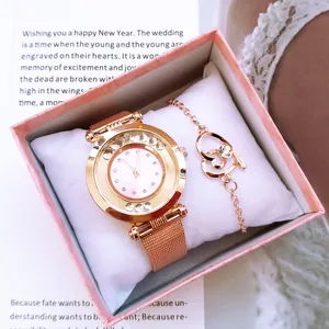 Détail de la montre à quartz or rose avec cristaux mobiles et bracelet cœur