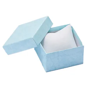 Hellblaue strukturierte Uhrenbox aus Papier mit weißem Kissen für Schmuckpräsentation