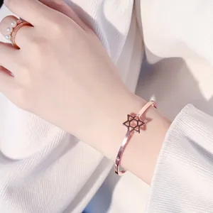 Roségoldenes Schmuckset mit offenem Sternarmreif, Perlenring und funkelndem Ring