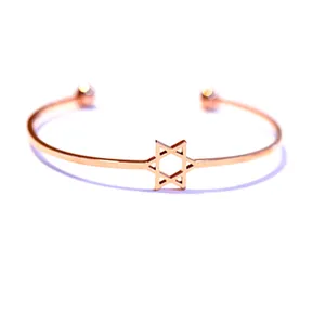Makroaufnahme des Roségold-Armreifs mit minimalistischem hohlem Hexagramm-Stern-Detail