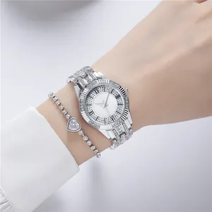 Gros plan sur un ensemble de montre à quartz argentée et bracelet cœur en diamant pour femme