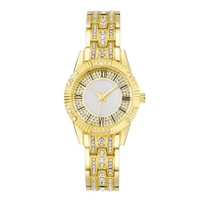 Détails macro d'une montre de luxe dorée sertie de strass et cadran à chiffres romains