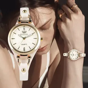 Détail de la montre à quartz RINNADY avec bracelet blanc fin et cadran doré texturé
