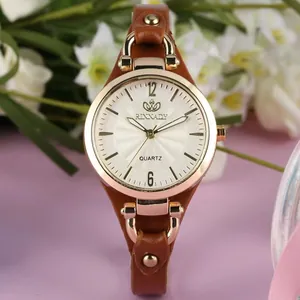 Détail de la montre à quartz pour femme avec bracelet en cuir marron et cadran à rayons de soleil
