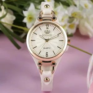Montre quartz pour femme avec bracelet en cuir blanc et cadran or rose sur fond floral