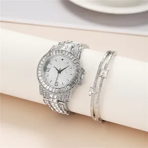 Ensemble élégant montre à quartz et bracelet argentés avec strass pavés pour femme