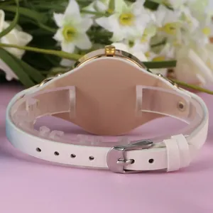 Montre quartz femme minimaliste avec bracelet cuir blanc et boîtier en métal doré