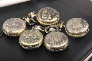 Rilievo dettagliato di orologi da tasca zodiacali in bronzo vintage con scimmia e maiale