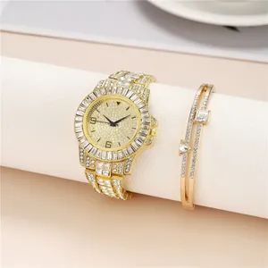 Détail de la montre dorée avec lunette en strass et son bracelet ouvert assorti