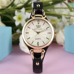 Montre à quartz élégante pour femmes avec fin bracelet en cuir noir et boîtier doré