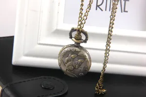 Rilievo dettagliato di un topo su orologio da taschino vintage in bronzo con catena