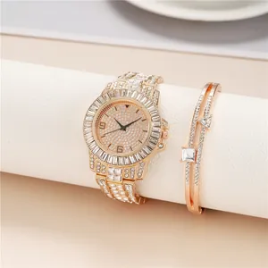 Coffret montre et bracelet femme luxe en or rose avec cristaux scintillants taille baguette