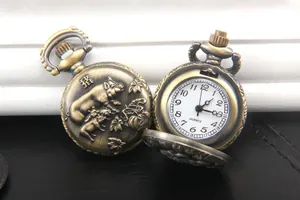 Dettaglio di un orologio da tasca vintage in bronzo con motivo a rilievo del maiale