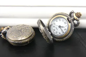 Dettaglio di orologi da taschino vintage in bronzo con rilievi floreali e quadrante al quarzo