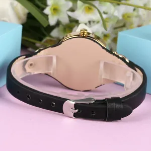 Détails d'une montre à quartz avec bracelet en cuir noir et boîtier à oreilles de chat