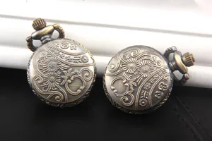 Dettaglio ravvicinato di orologi da taschino vintage in bronzo con rilievi di girasole