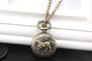 Dettaglio di un orologio da taschino vintage in bronzo con cavallo in rilievo e zodiaco
