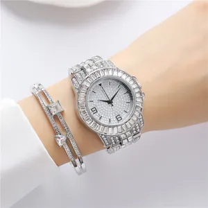 Gros plan sur une montre et un bracelet de luxe argentés pour femme avec cristaux brillants