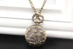 Rilievo dettagliato del cane zodiacale su ciondolo orologio da tasca in bronzo