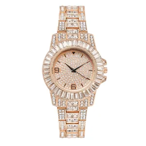 Détail de la lunette et du bracelet montre en or rose ornés de strass brillants taille baguette