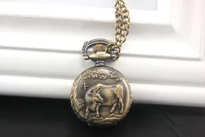 Rilievo dettagliato di un bue su un orologio da taschino in bronzo con catena vintage