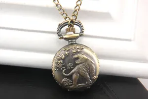 Dettaglio dell'orologio da taschino vintage in bronzo con rilievo di tigre e catena
