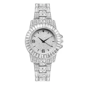 Gros plan sur une montre femme de luxe en argent avec incrustation de strass brillants