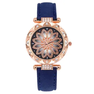 Detail van roségouden horloge met bloem wijzerplaat en strass-steentjes op de bezel