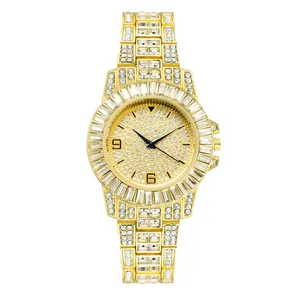 Montre quartz dorée pour femme avec cadran strass et bracelet métallique chic