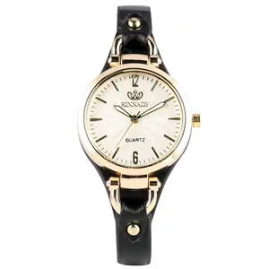 Détail de la montre à quartz RINNADY avec boîtier doré, cadran blanc et bracelet en cuir noir