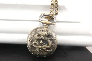 Dettaglio macro del rilievo del drago inciso su una cassa di orologio da tasca vintage