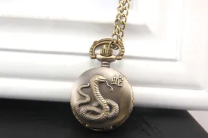 Dettaglio dell'orologio da taschino vintage in bronzo con serpente zodiacale e carattere
