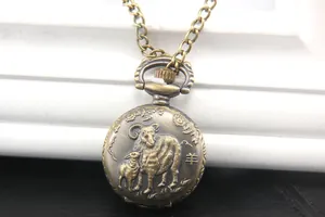 Dettaglio macro del rilievo della capra zodiacale in bronzo su orologio da tasca al quarzo