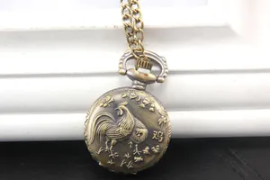 Macro di un orologio da taschino vintage in bronzo con rilievo dettagliato dello zodiaco