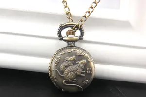 Dettaglio di un orologio da tasca vintage in bronzo con rilievo dello zodiaco cinese topo