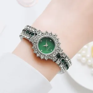 Dettaglio orologio al quarzo lusso con quadrante verde e cristalli smeraldo al polso