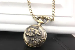 Rilievo dettagliato del segno zodiacale cinese maiale su orologio da taschino bronzo