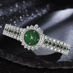 Dettaglio orologio di lusso al quarzo verde smeraldo con ghiera tempestata di diamanti